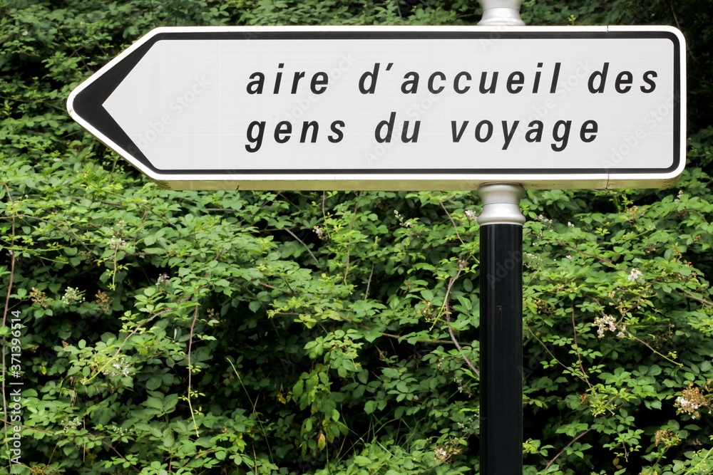 Exemple d’arrêté municipal interdisant le stationnement de caravanes et autres résidences mobiles en dehors d’aires d’accueil permanentes ou des terrains de halte